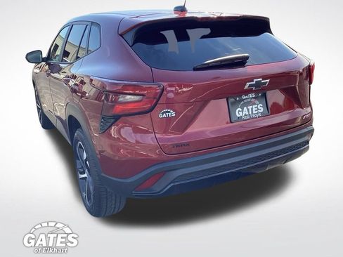 Used 2024 Chevrolet Trax RS w/ Sunroof Package FWD image 9