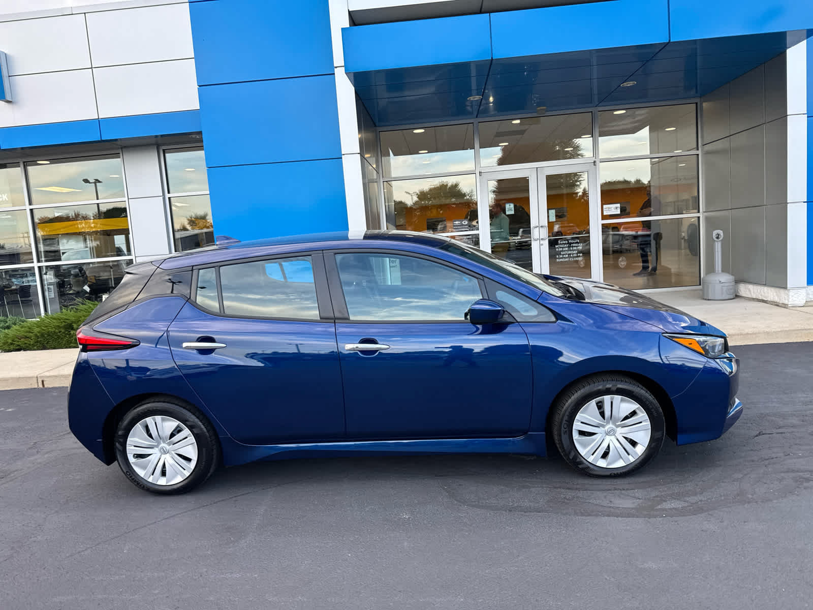 Used 2025 Nissan Leaf S FWD image 3