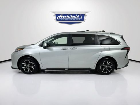Used 2025 Toyota Sienna Platinum AWD/4WD image 5