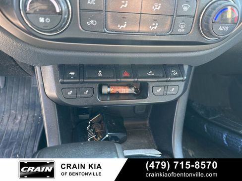 Used 2017 Chevrolet Colorado Z71 w/ Z71 Midnight Edition image 32