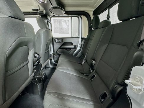 Used 2023 Jeep Gladiator Overland image 13