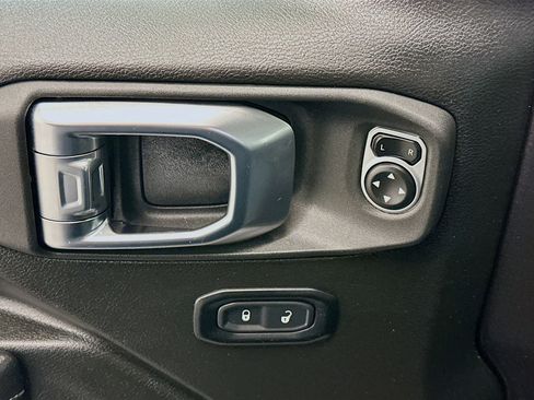 Used 2025 Jeep Wrangler Willys image 15