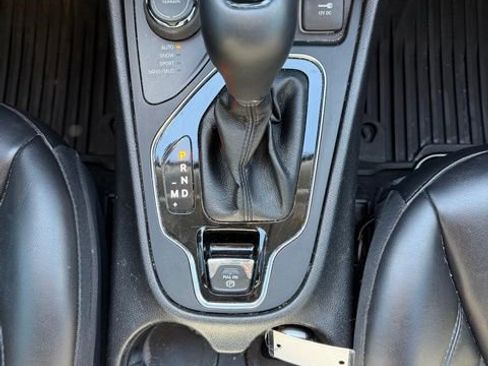 Used 2021 Jeep Cherokee Latitude Plus AWD/4WD image 12
