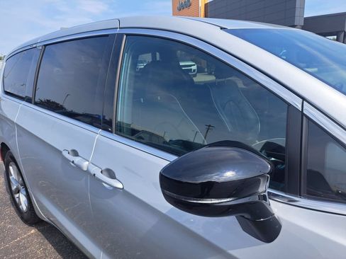 Used 2026 Chrysler Pacifica Limited FWD image 40