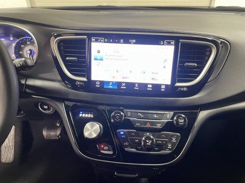 Used 2025 Chrysler Pacifica Select image 19