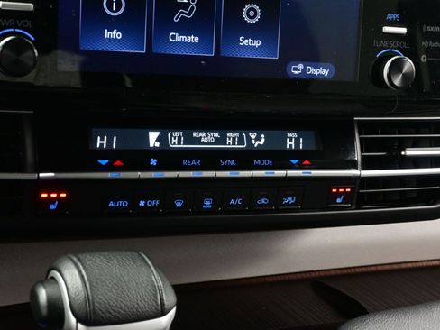 Used 2024 Toyota Sienna XLE image 22