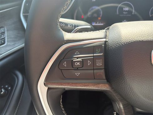 Used 2024 Jeep Grand Cherokee Limited w/ Black Appearance Package image 24