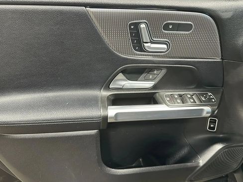 Used 2021 Mercedes-Benz GLB 250 4MATIC image 10