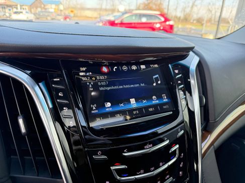 Used 2019 Cadillac Escalade Luxury image 16