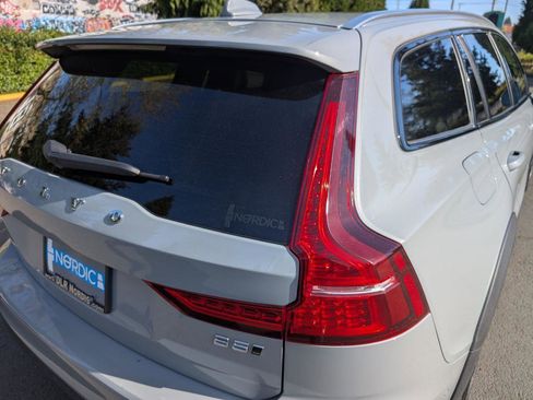 Used 2025 Volvo V60 B5 Cross Country Plus image 24
