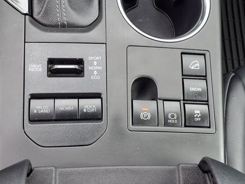 Used 2023 Toyota Highlander XLE image 28