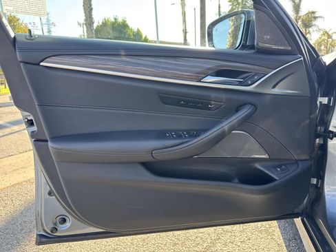 Used 2022 BMW M550i xDrive w/ Dynamic Handling Package image 21