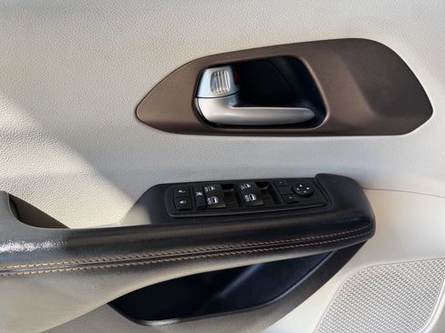 Used 2017 Chrysler Pacifica Touring-L Plus image 25