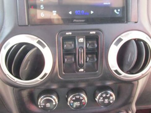 Used 2015 Jeep Wrangler Unlimited Sahara w/ Connectivity Group AWD/4WD image 21