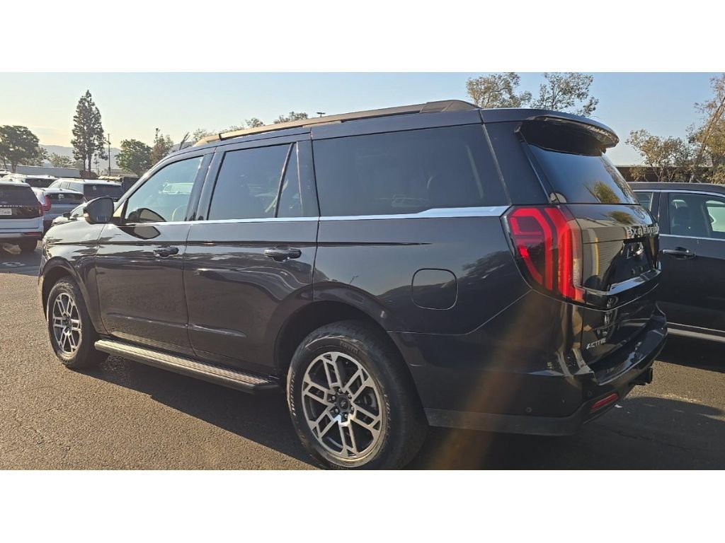 Used 2025 Ford Expedition Active AWD/4WD image 4