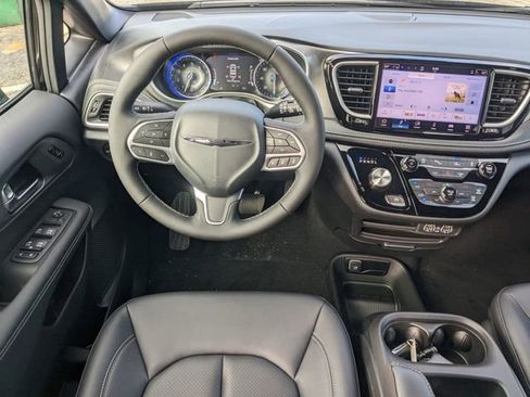 New 2025 Chrysler Pacifica Select image 17