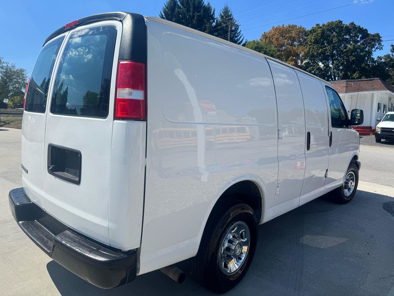 Used 2018 Chevrolet Express 2500 RWD image 4
