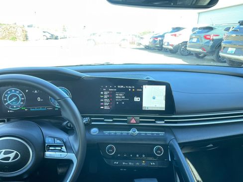 Used 2025 Hyundai Elantra Limited image 33