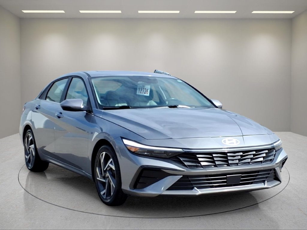 Used 2025 Hyundai Elantra Limited FWD image 3