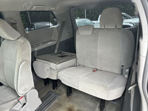 Used 2018 Toyota Sienna LE FWD image 32