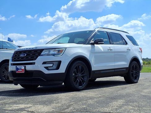 Used 2017 Ford Explorer XLT w/ Equipment Group 202A image 21