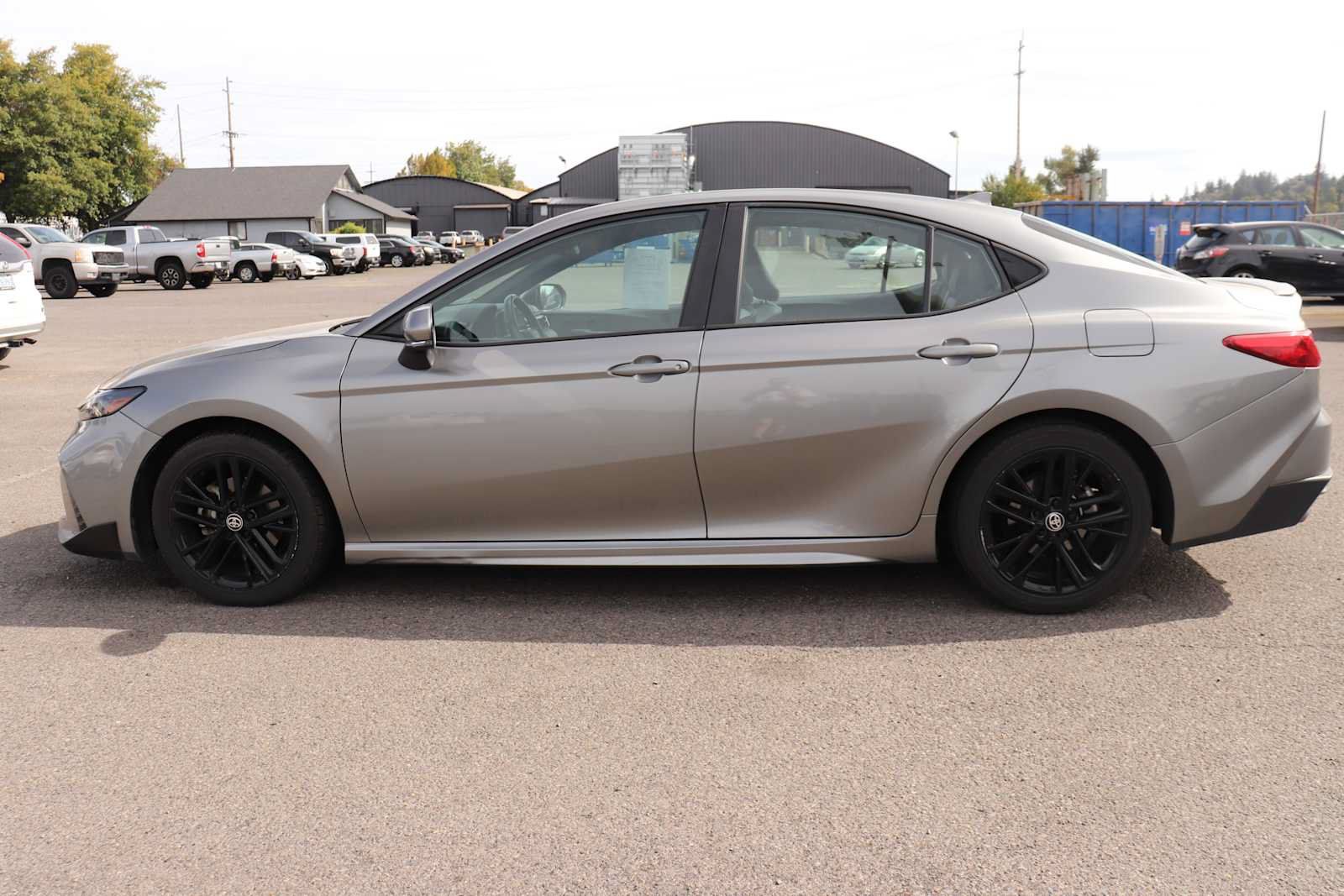 Used 2025 Toyota Camry SE FWD image 8