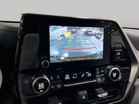 Used 2023 Toyota Highlander XLE AWD/4WD image 27