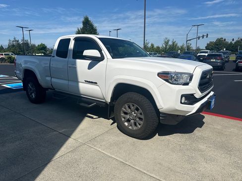Used 2016 Toyota Tacoma SR5 w/ SR5 Appearance Package (SN) AWD/4WD image 6