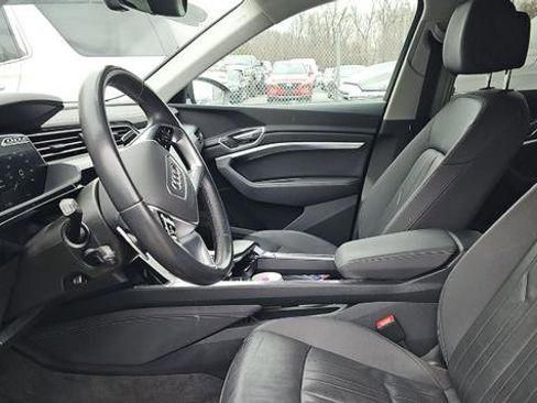 Used 2023 Audi e-tron Premium image 5