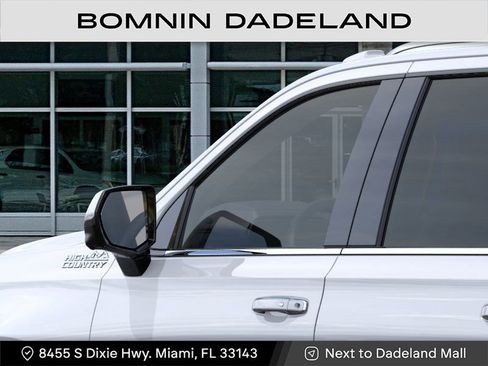 New 2026 Chevrolet Suburban High Country AWD/4WD image 12