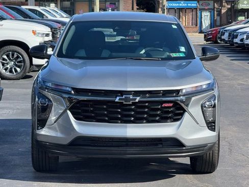Used 2024 Chevrolet Trax RS w/ Driver Confidence Package FWD image 2