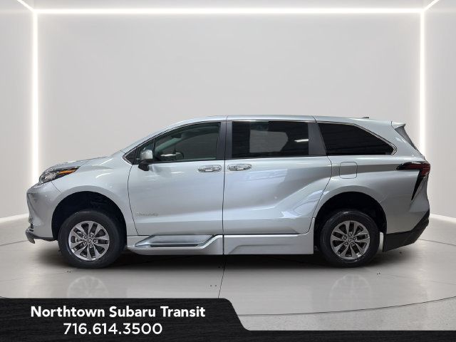 Used 2023 Toyota Sienna XLE FWD image 2