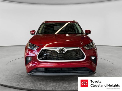 Used 2023 Toyota Highlander XLE AWD/4WD image 2