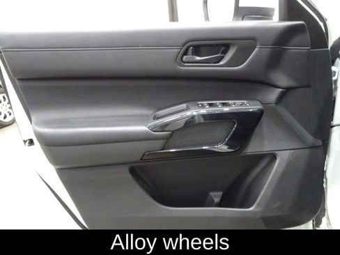 Used 2024 Nissan Pathfinder SV image 16