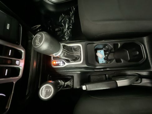 Used 2018 Jeep Wrangler Unlimited Sahara AWD/4WD image 25
