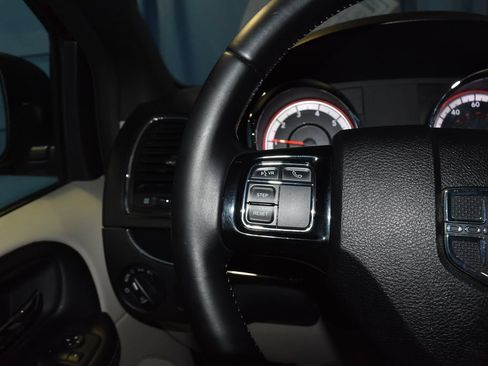 Used 2020 Dodge Grand Caravan SXT FWD image 7