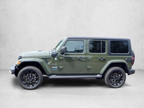 Used 2022 Jeep Wrangler Unlimited Sahara w/ Cold Weather Group AWD/4WD image 2