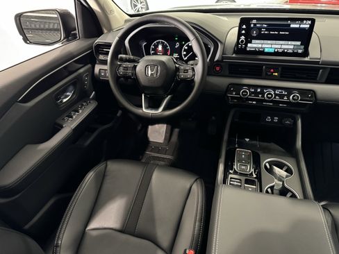 New 2025 Honda Pilot Touring image 7