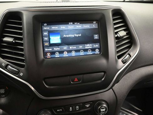Used 2019 Jeep Cherokee Latitude Plus w/ Comfort/Convenience Group AWD/4WD image 19