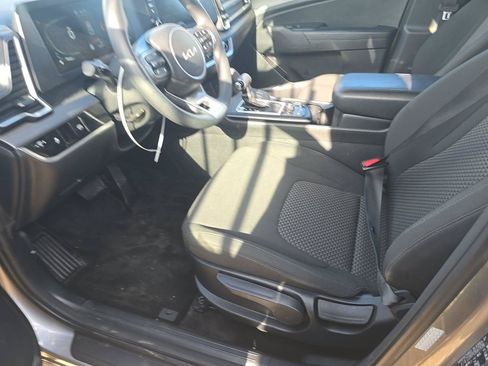Used 2023 Kia Sportage LX FWD image 4