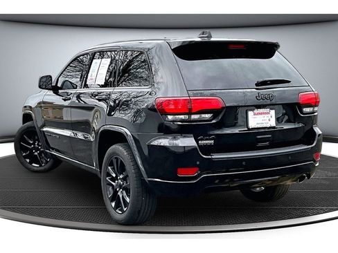 Used 2021 Jeep Grand Cherokee Laredo X image 2
