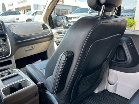 Used 2015 Chrysler Town & Country Touring w/ Driver Convenience Group FWD image 21
