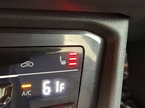 Used 2022 Volkswagen Tiguan SE image 19