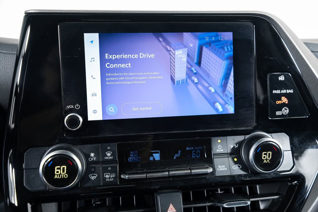Used 2023 Toyota Highlander LE FWD image 32