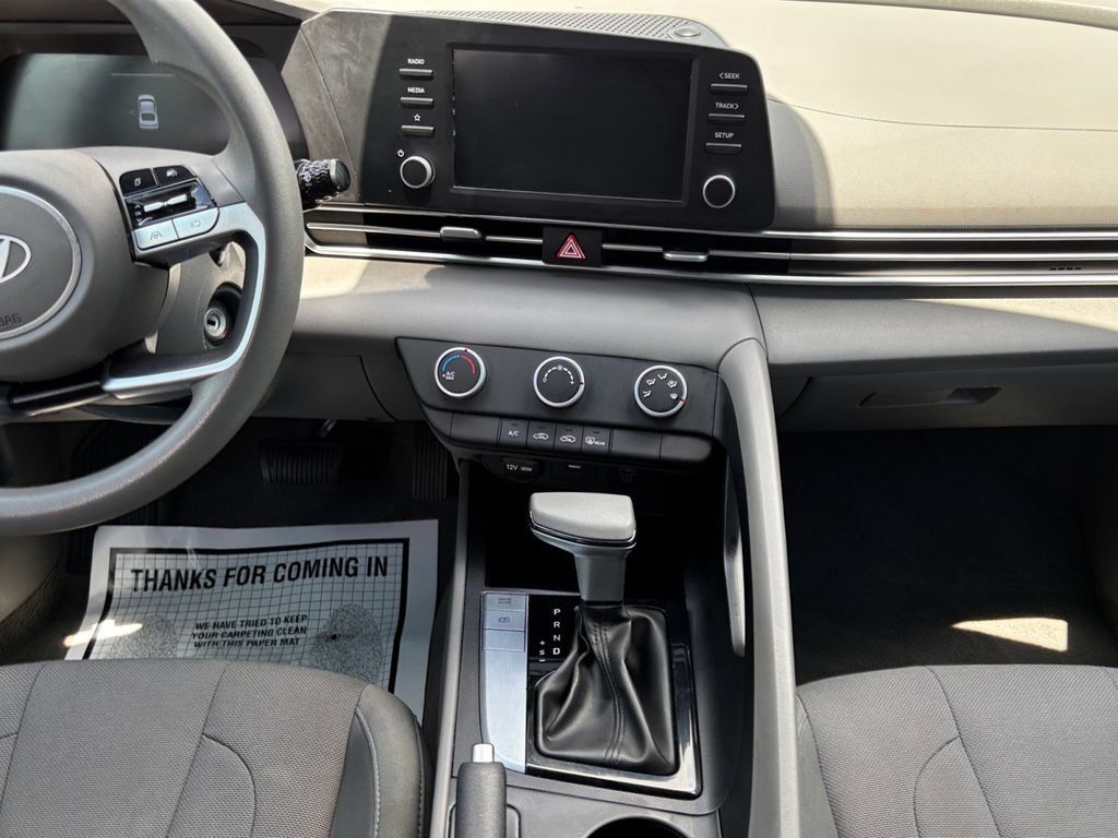 Used 2025 Hyundai Elantra SE FWD image 16