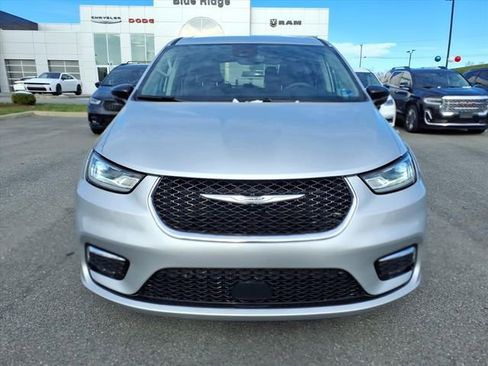 Used 2024 Chrysler Pacifica Touring-L image 9