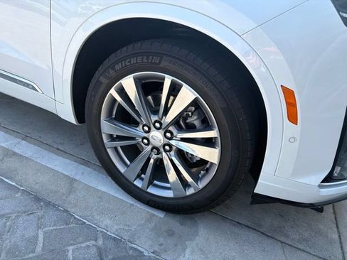 Used 2023 Cadillac XT6 Premium Luxury w/ Technology Package FWD image 2