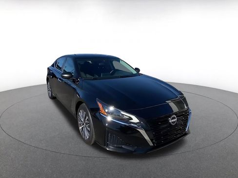 Used 2025 Nissan Altima 2.5 SV image 3