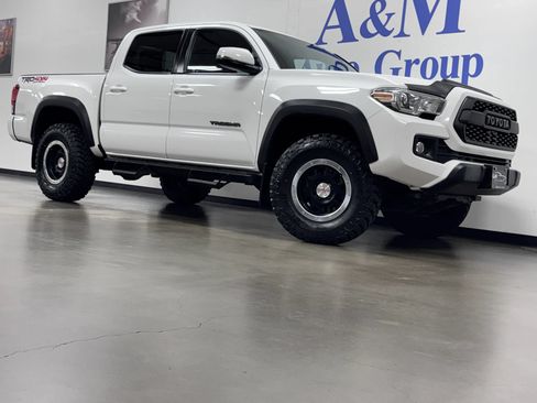 Used 2017 Toyota Tacoma TRD Off-Road AWD/4WD image 2