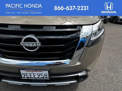Used 2023 Nissan Pathfinder Platinum FWD image 5